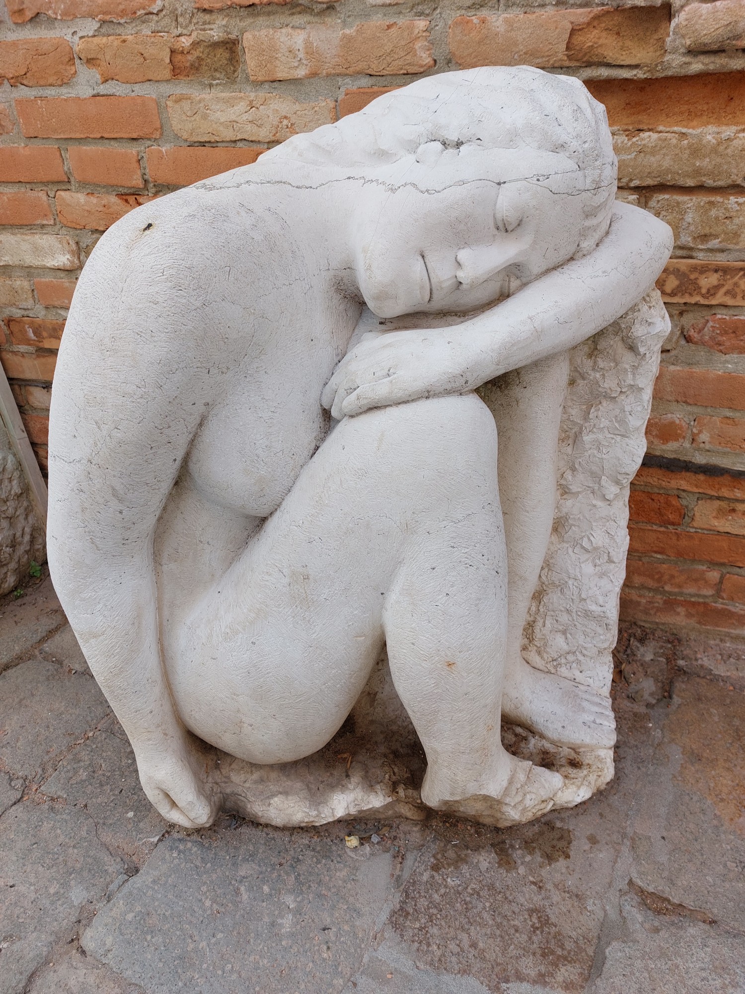 Statue einer schlafenden Frau